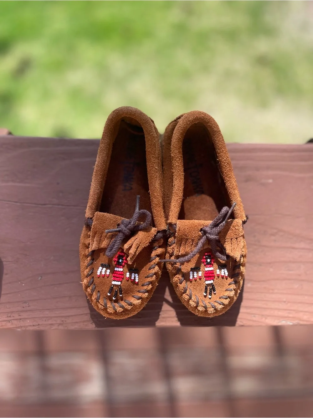Minnetonka Kids size 10 Chestnut Brown Beaded Suede Leather Thunderbird Moccasin